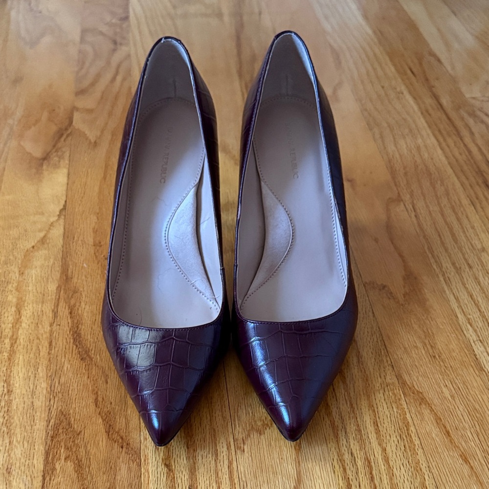 Banana Republic Madison 12 Hour Burgundy Croc Embossed Heels